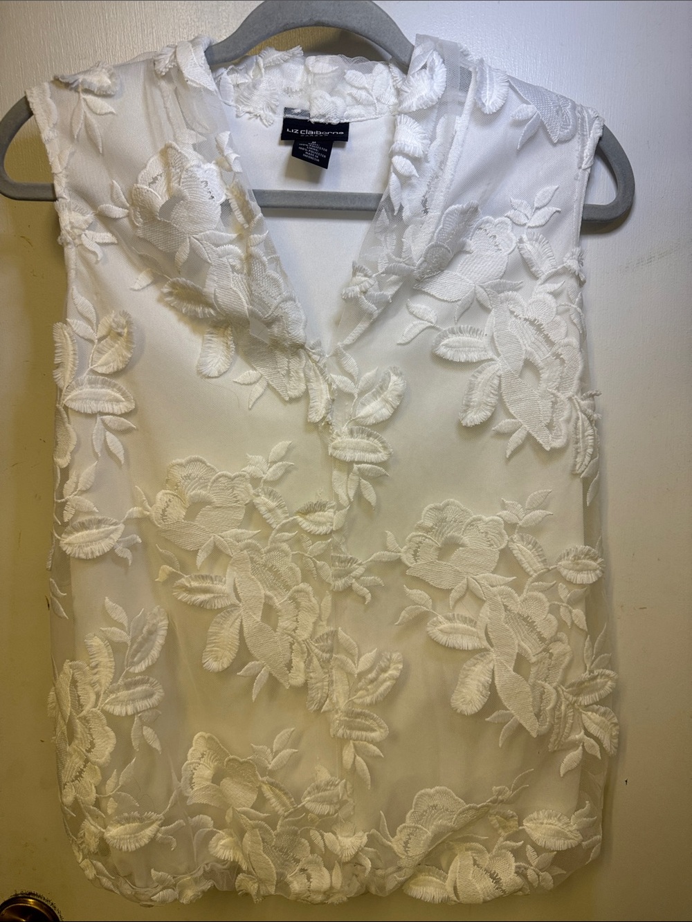 Liz Claiborne White Sleeveless Floral Lace V-Neck Top